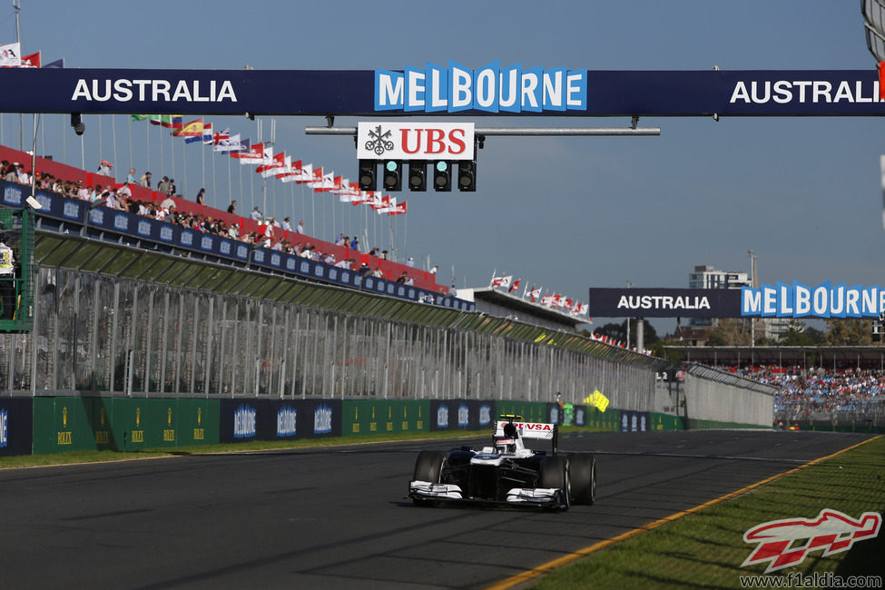 Valtteri Bottas pasa por la recta de meta de Melbourne
