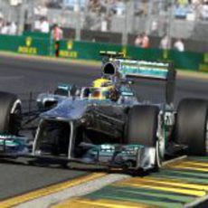 Lewis Hamilton encara la recta de meta de Albert Park