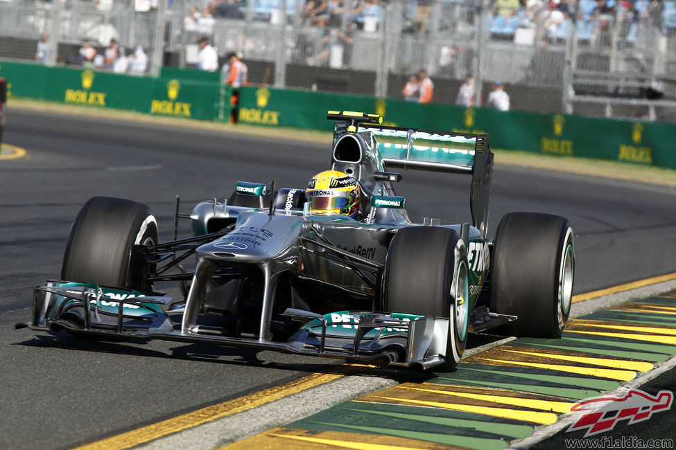 Lewis Hamilton encara la recta de meta de Albert Park