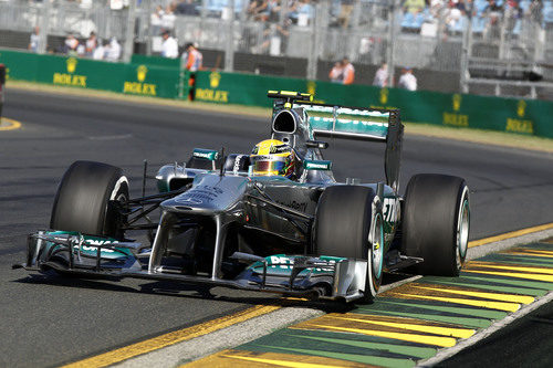 Lewis Hamilton encara la recta de meta de Albert Park