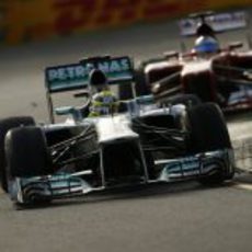 Nico Rosberg por delante de Fernando Alonso en Albert Park