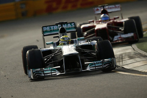 Nico Rosberg por delante de Fernando Alonso en Albert Park
