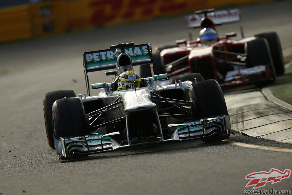 Nico Rosberg por delante de Fernando Alonso en Albert Park