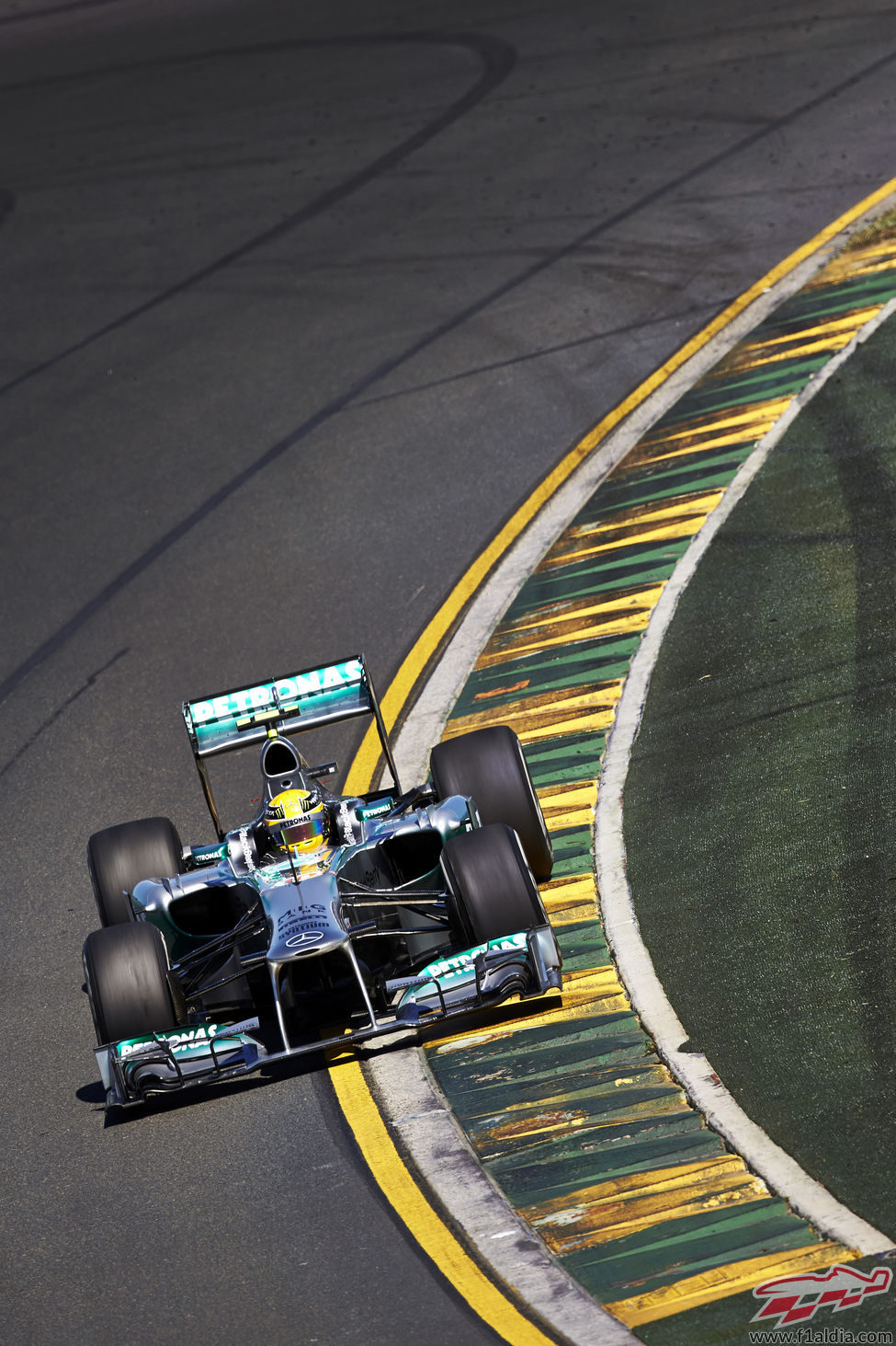 Lewis Hamilton pilota su Mercedes en los primeros libres