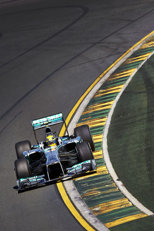 Lewis Hamilton pilota su Mercedes en los primeros libres