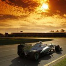 Nico Rosberg pilota su Mercedes bajo el atardecer australiano