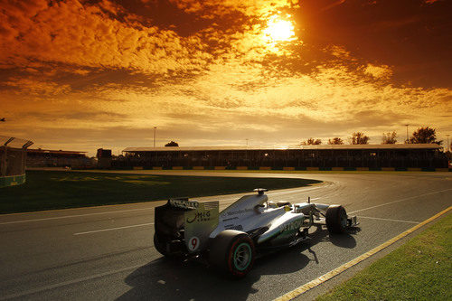 Nico Rosberg pilota su Mercedes bajo el atardecer australiano