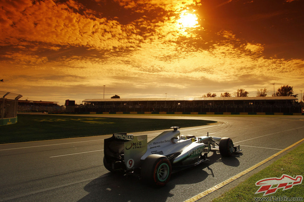 Nico Rosberg pilota su Mercedes bajo el atardecer australiano