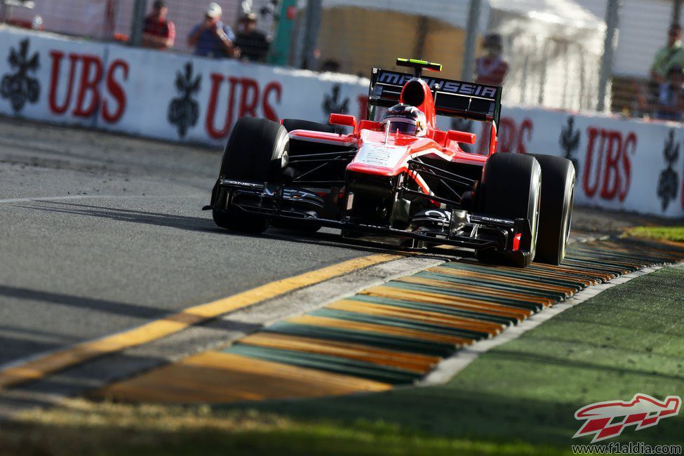 Max Chilton afronta una pequeña recta en Albert Park