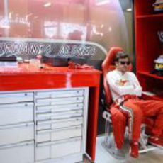 Fernando Alonso en su box