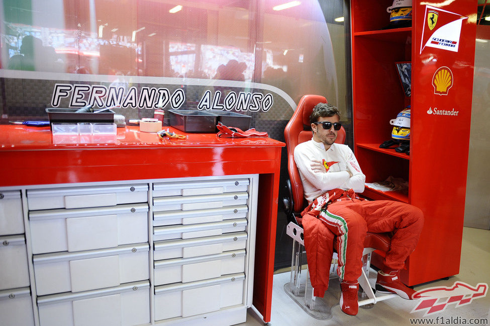 Fernando Alonso en su box