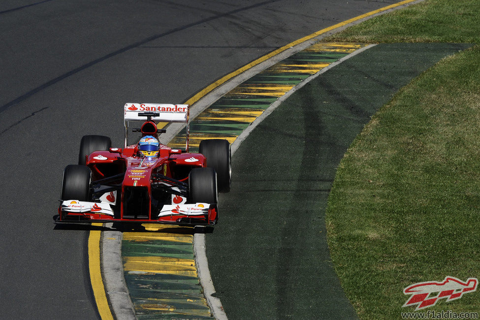 El F138 de Fernando Alonso rozando el piano