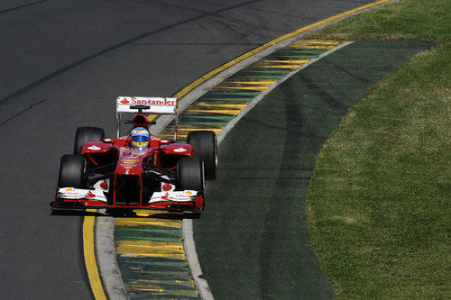 El F138 de Fernando Alonso rozando el piano