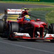 Felipe Massa en la primera curva de Albert Park