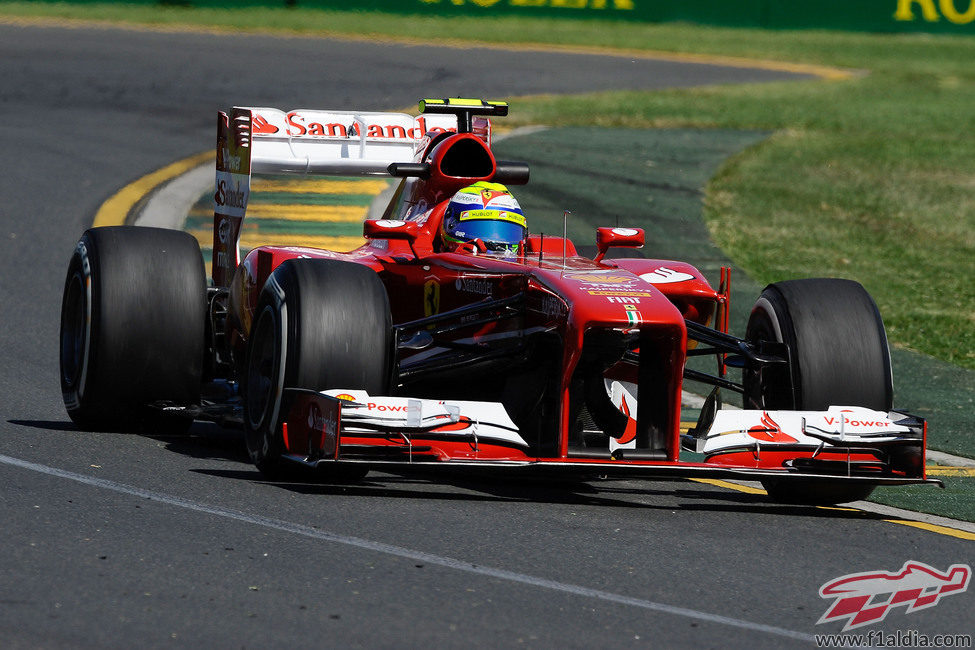 Felipe Massa en la primera curva de Albert Park