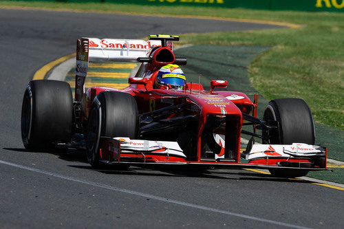 Felipe Massa en la primera curva de Albert Park