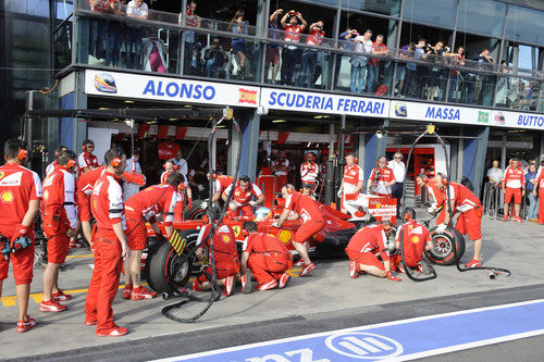 Cambio de neumáticos de Fernando Alonso