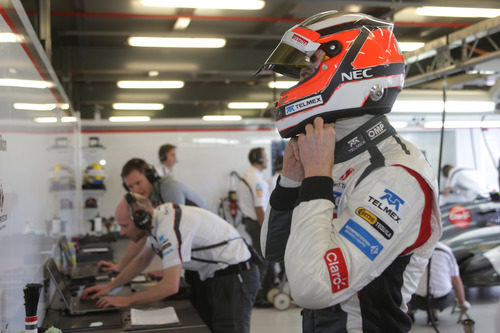 Nico Hülkenberg se ajusta el casco