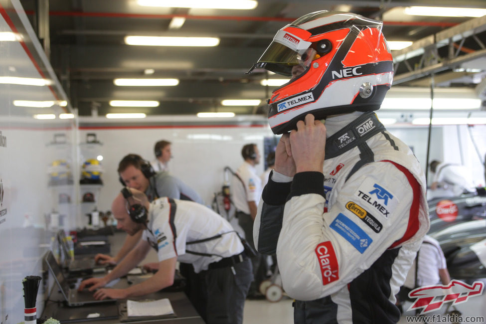 Nico Hülkenberg se ajusta el casco