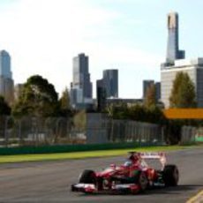 Fernando Alonso y el skyline de Melbourne