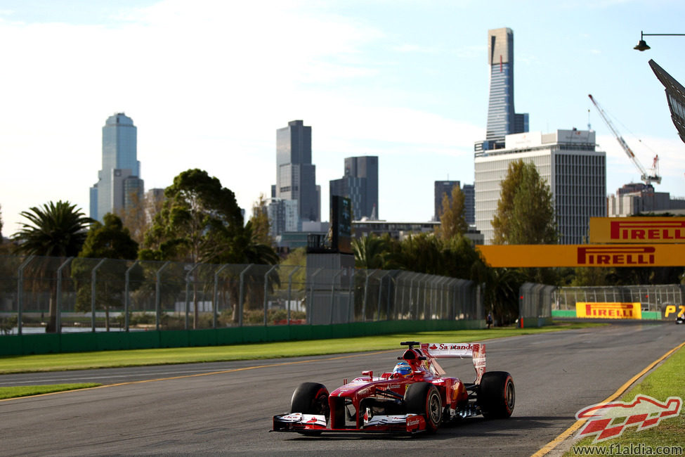 Fernando Alonso y el skyline de Melbourne