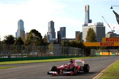 Fernando Alonso y el skyline de Melbourne