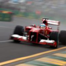 Fernando Alonso con el F138 en Australia