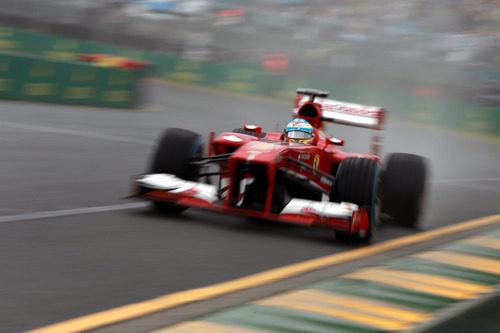 Fernando Alonso con el F138 en Australia