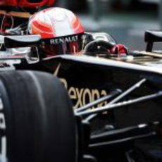 Romain Grosjean con el Lotus E21 por el pitlane