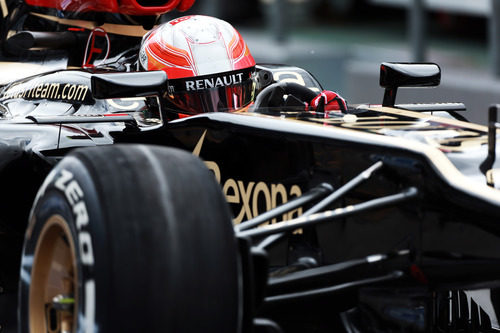 Romain Grosjean con el Lotus E21 por el pitlane