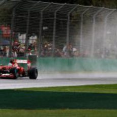 Fernando Alonso bajo la lluvia australiana