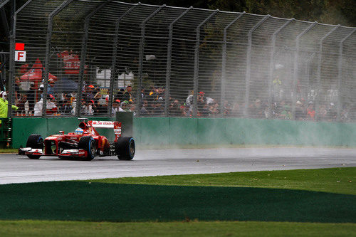 Fernando Alonso bajo la lluvia australiana