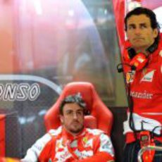 Pedro de la Rosa acompaña a Fernando Alonso