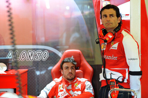 Pedro de la Rosa acompaña a Fernando Alonso