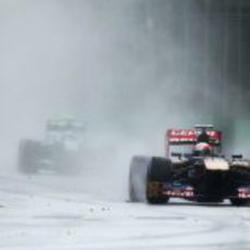 Daniel Ricciardo mirando por el retrovisor