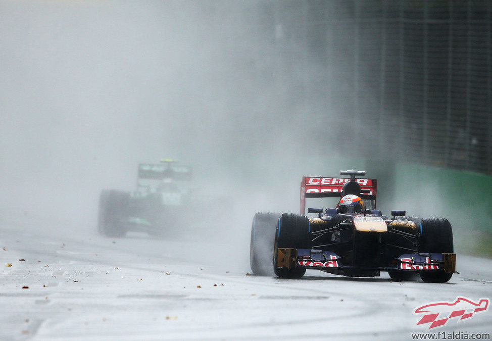 Daniel Ricciardo mirando por el retrovisor