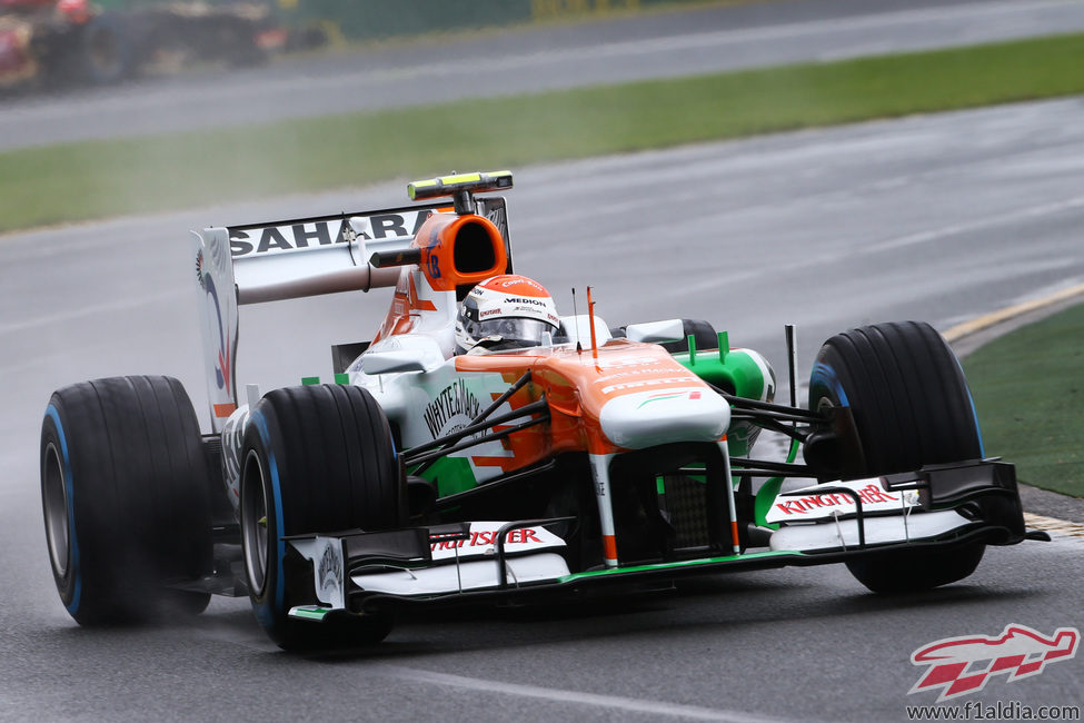 Adrian Sutil en la primera curva de Albert Park