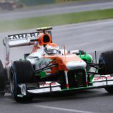 Adrian Sutil en la primera curva de Albert Park