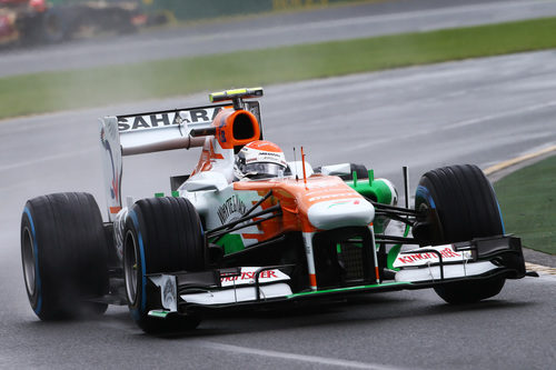 Adrian Sutil en la primera curva de Albert Park