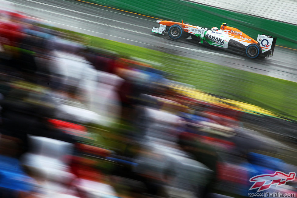 Adrian Sutil pasa al lado de la grada en Australia