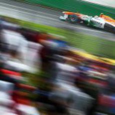 Adrian Sutil pasa al lado de la grada en Australia