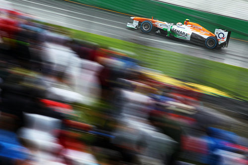 Adrian Sutil pasa al lado de la grada en Australia