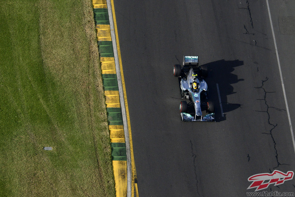 Lewis Hamilton aprovechando los últimos rayos de sol