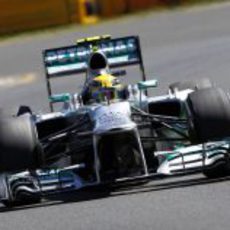 Lewis Hamilton en la primera curva de Albert Park