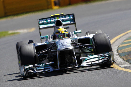 Lewis Hamilton en la primera curva de Albert Park