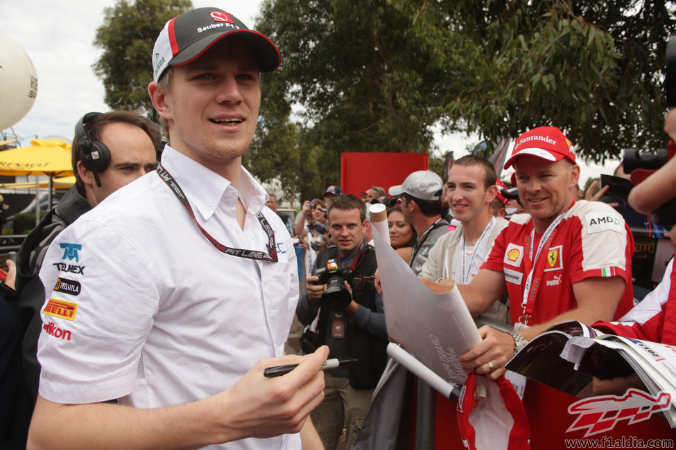 Nico Hülkenberg firmando autografos