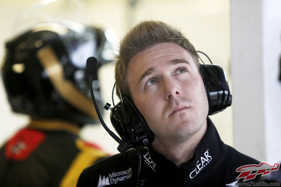 Davide Valsecchi en el box de Lotus