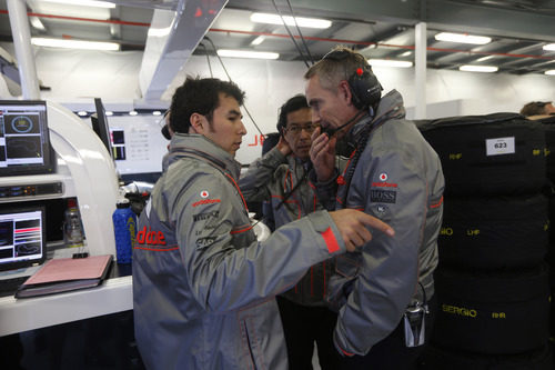 Sergio Pérez charlando con su jefe de equipo