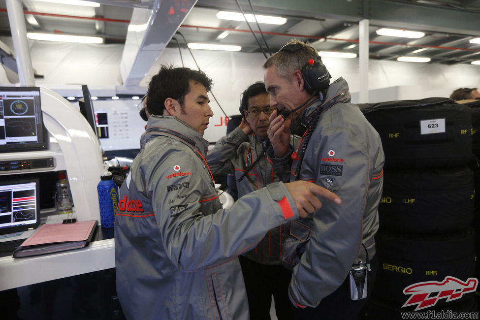 Sergio Pérez charlando con su jefe de equipo