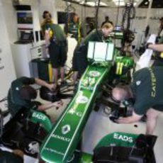 Trabajo dentro del box de Caterham